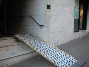 rampa enrollable para accesibilidad